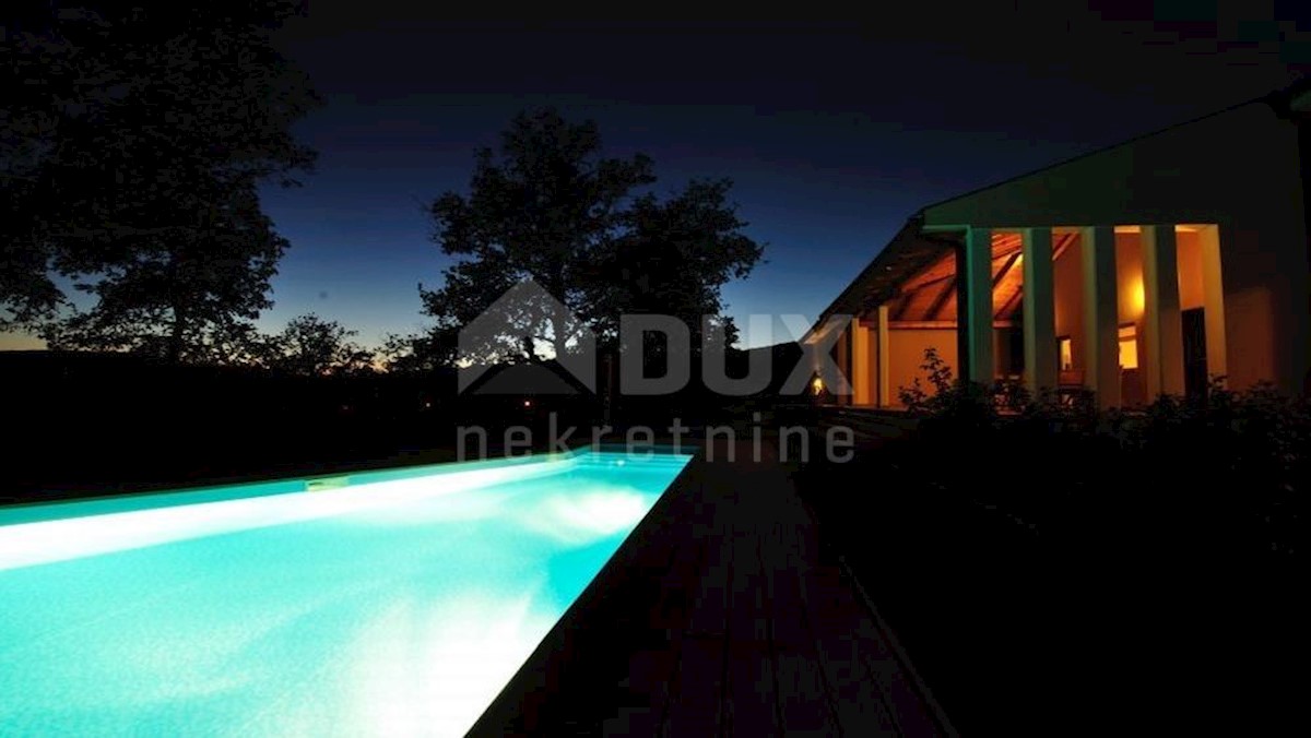 ISTRIA, BUZET - Villa dal design moderno con piscina su ampio giardino