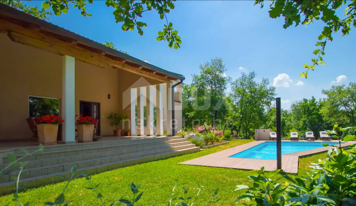 ISTRIA, BUZET - Villa dal design moderno con piscina su ampio giardino