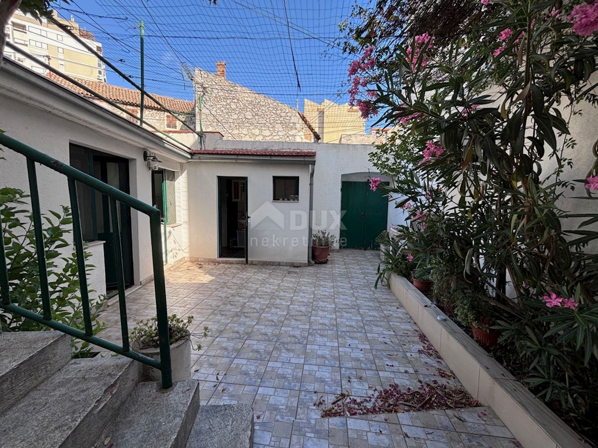 ŠIBENIK, CENTRO - Casa e taverna con un grande potenziale nel centro della città