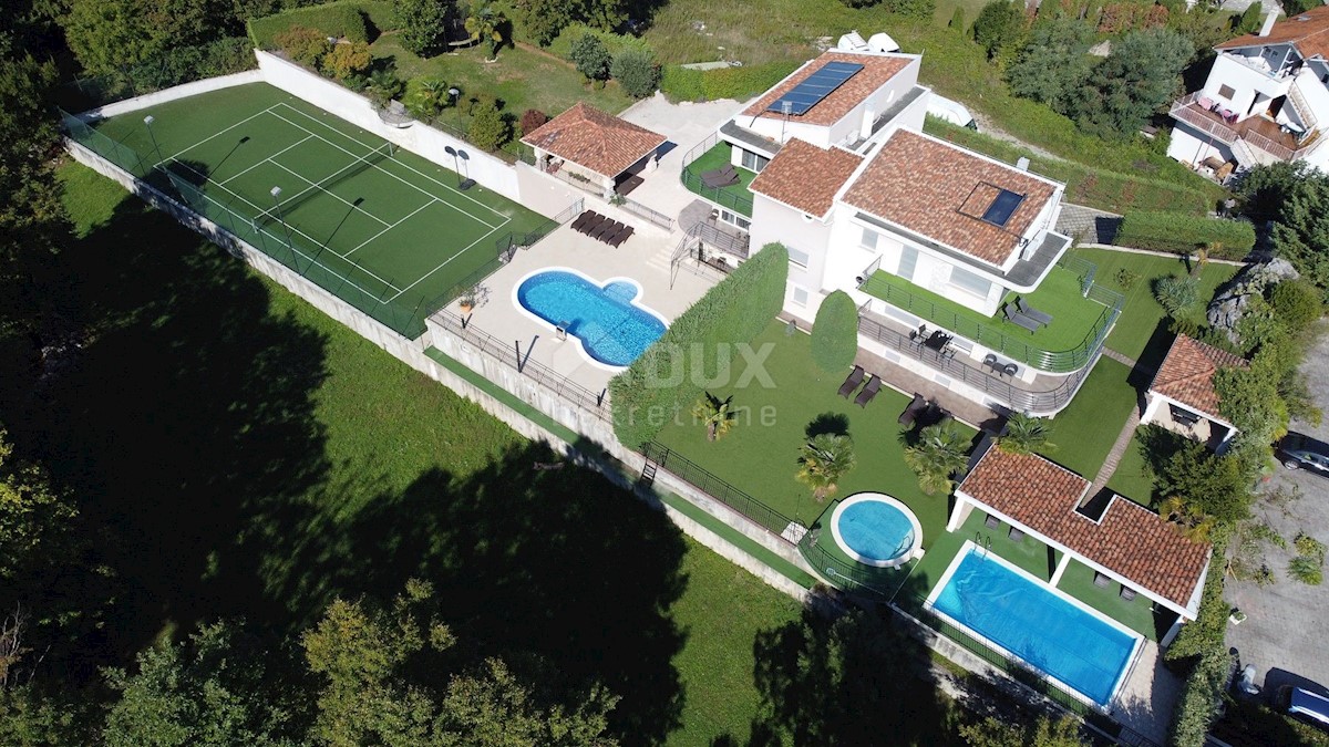 OPATIJA, POBRI - villa bifamiliare con piscina e campo da tennis