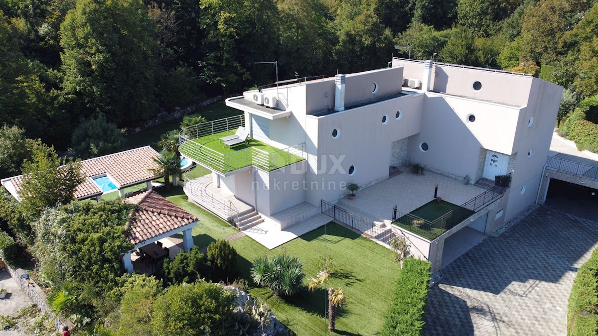 OPATIJA, POBRI - villa bifamiliare con piscina e campo da tennis