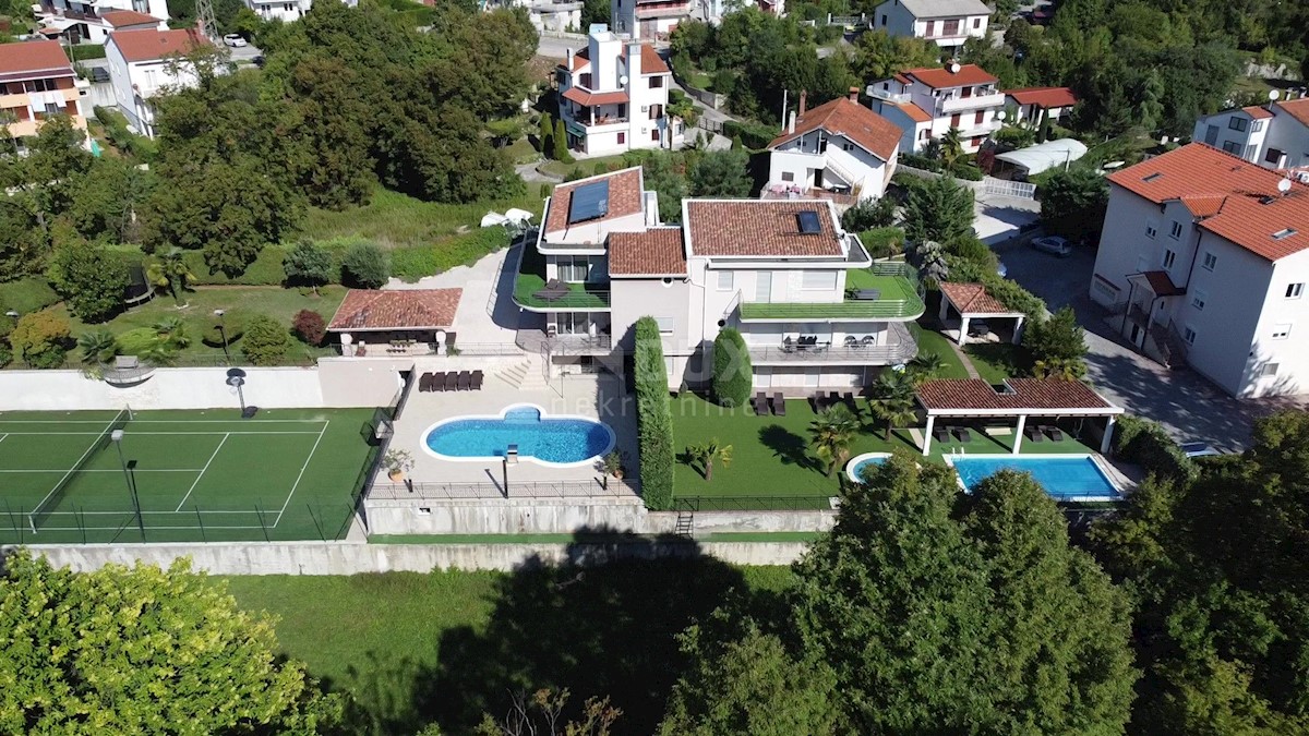 OPATIJA, POBRI - villa bifamiliare con piscina e campo da tennis