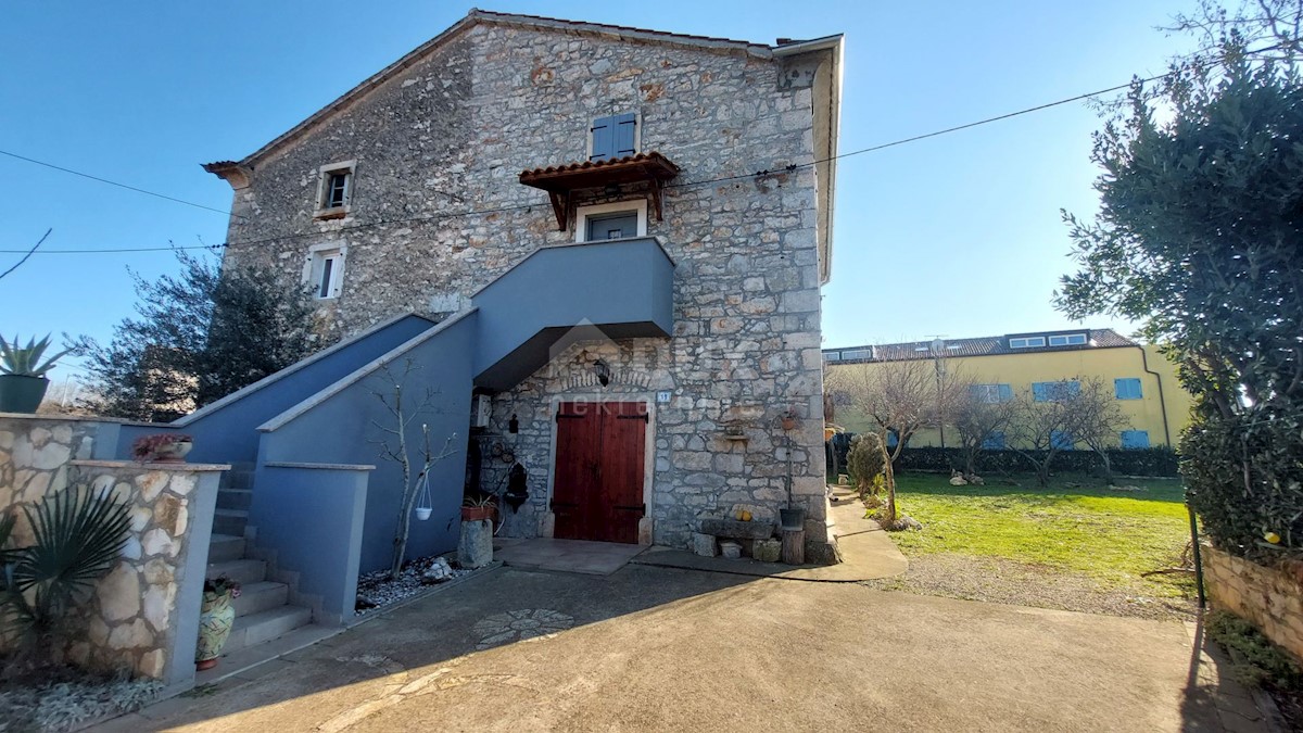 ISTRIA, POREČ - Una bella casa in pietra d'Istria in un'ottima posizione