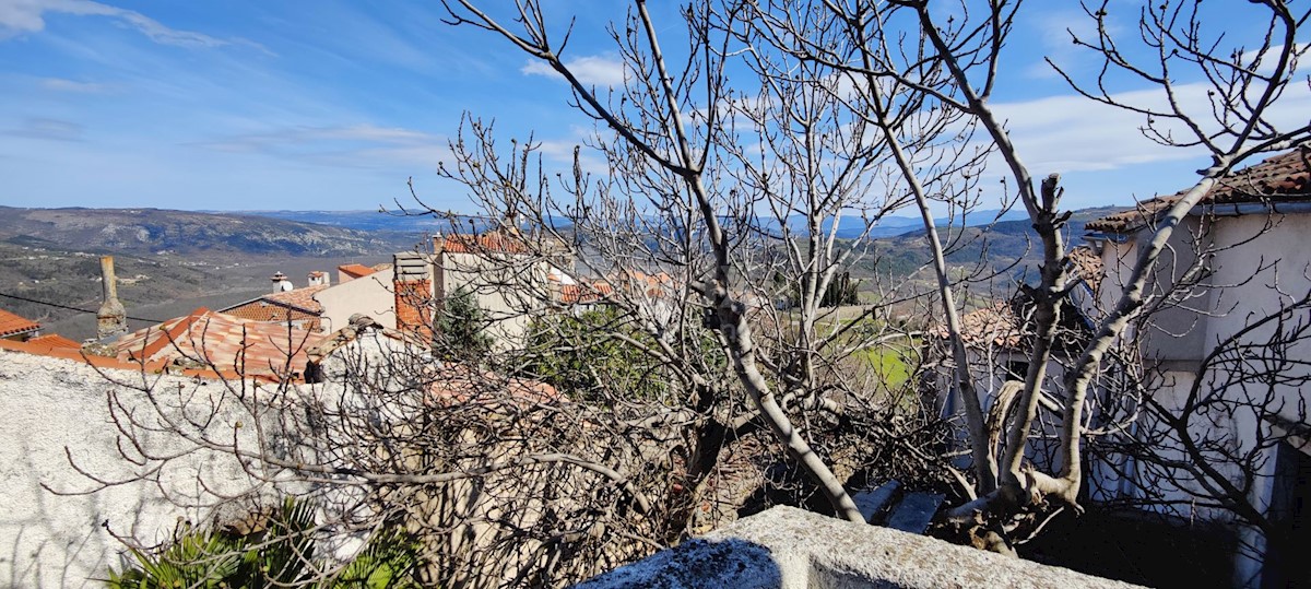 ISTRIA, MOTOVUN - Casa nel centro storico di Montona con locale ad uso ufficio