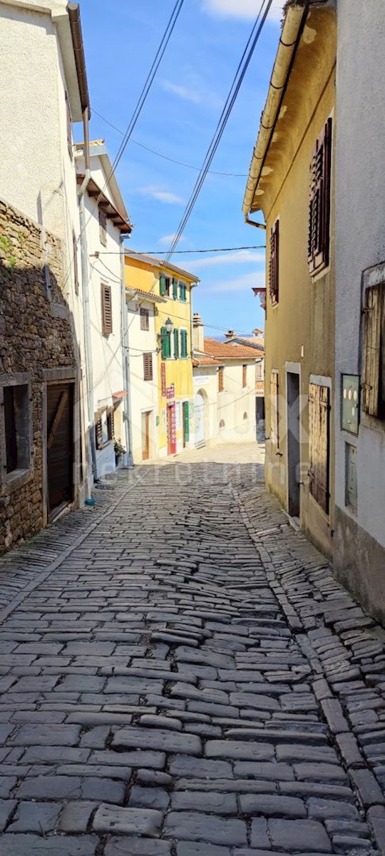 ISTRIA, MOTOVUN - Casa nel centro storico di Montona con locale ad uso ufficio