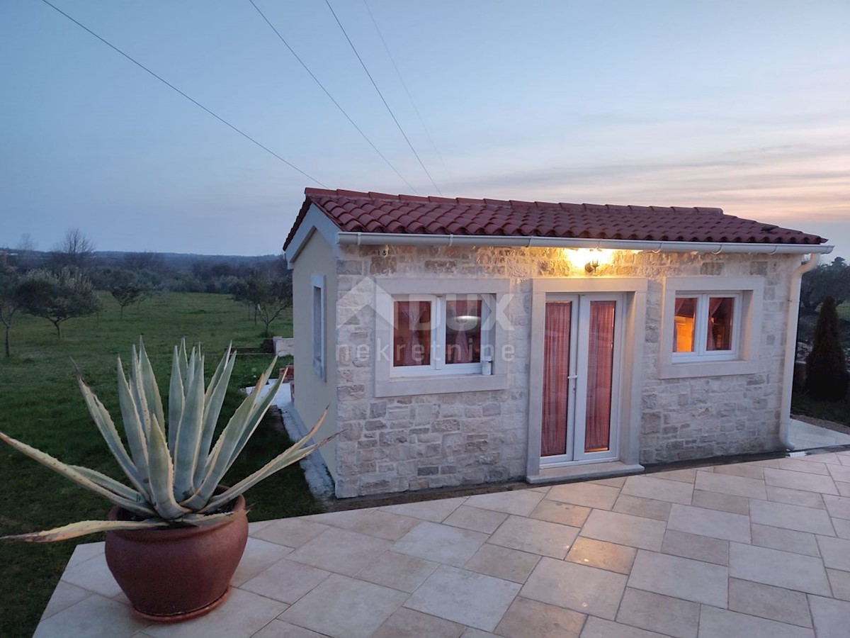 ISTRIA, BRTONIGLA - Bella casa in pietra con piscina, taverna e ampio giardino