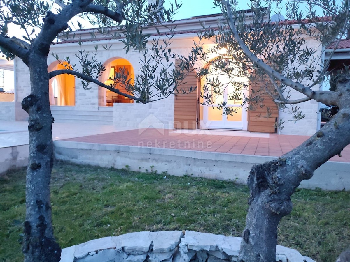 ISTRIA, BRTONIGLA - Bella casa in pietra con piscina, taverna e ampio giardino