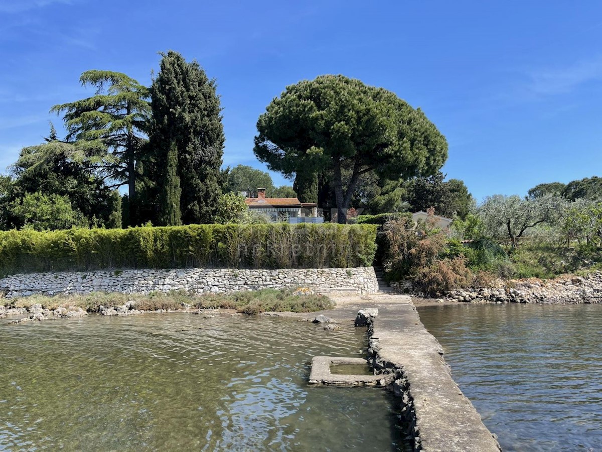 ISTRIA, POMER- Casa, piscina coperta, giardino magico! Proprio accanto alla spiaggia!