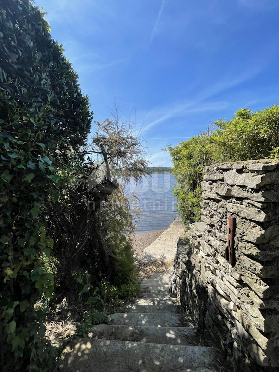 ISTRIA, POMER- Casa, piscina coperta, giardino magico! Proprio accanto alla spiaggia!