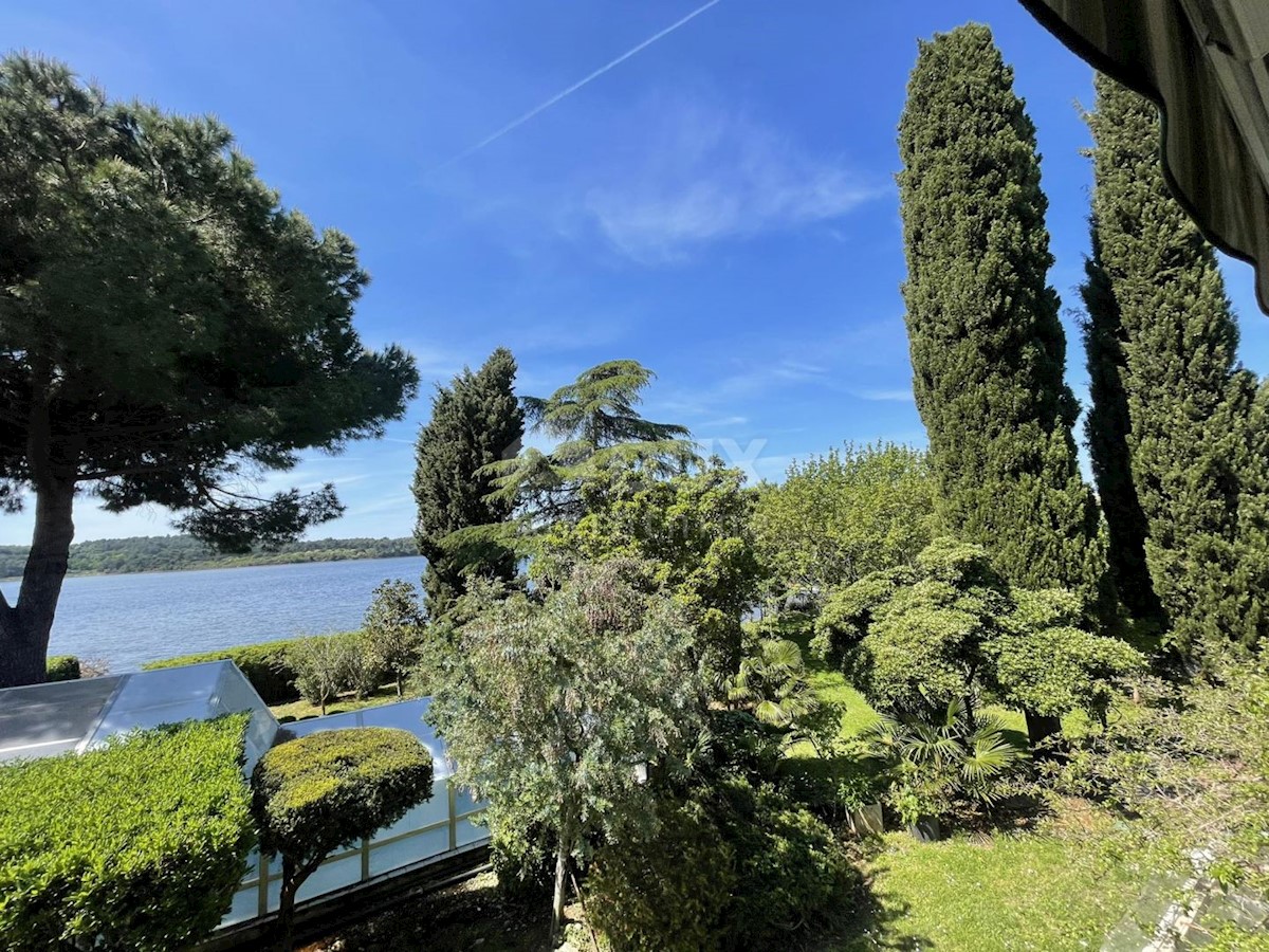 ISTRIA, POMER- Casa, piscina coperta, giardino magico! Proprio accanto alla spiaggia!