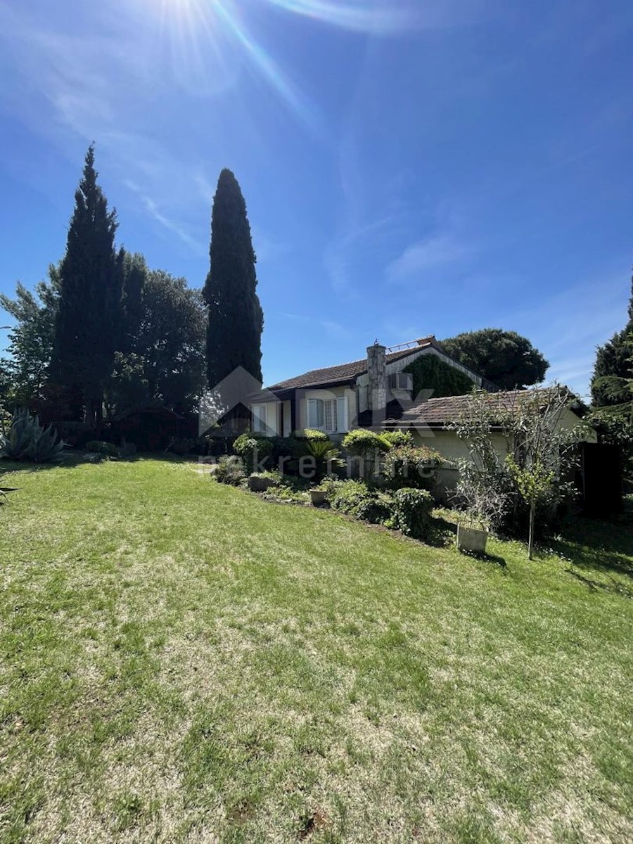 ISTRIA, POMER- Casa, piscina coperta, giardino magico! Proprio accanto alla spiaggia!
