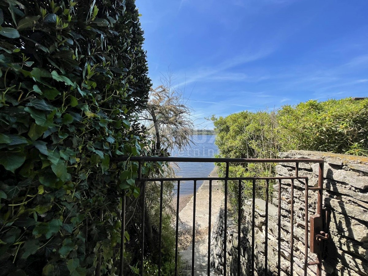 ISTRIA, POMER- Casa, piscina coperta, giardino magico! Proprio accanto alla spiaggia!