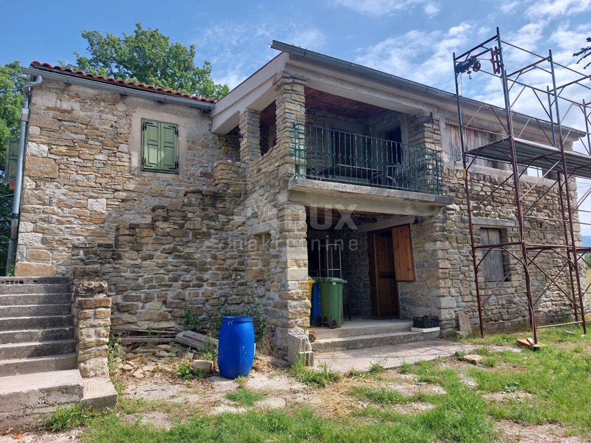 ISTRIA, GRAČIŠĆE - Una casa in pietra in completa solitudine con vista sul verde