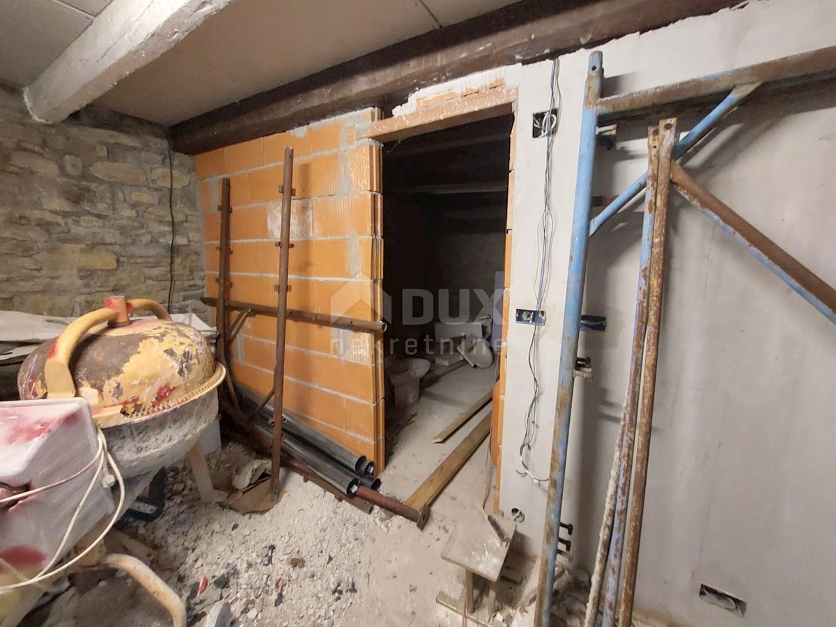 ISTRIA, GRAČIŠĆE - Una casa in pietra in completa solitudine con vista sul verde