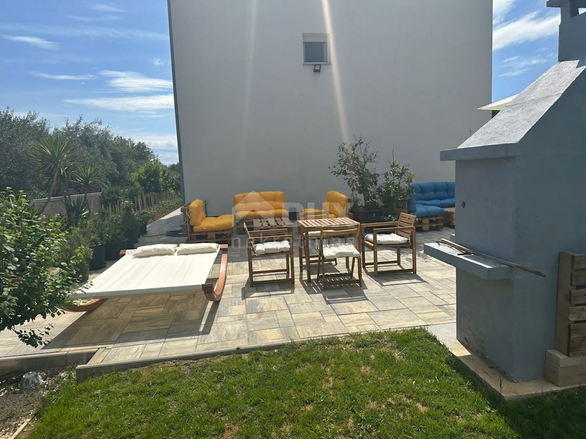 ZADAR, VIR - Casa spaziosa con 5 appartamenti