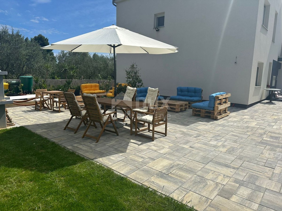 ZADAR, VIR - Casa spaziosa con 5 appartamenti
