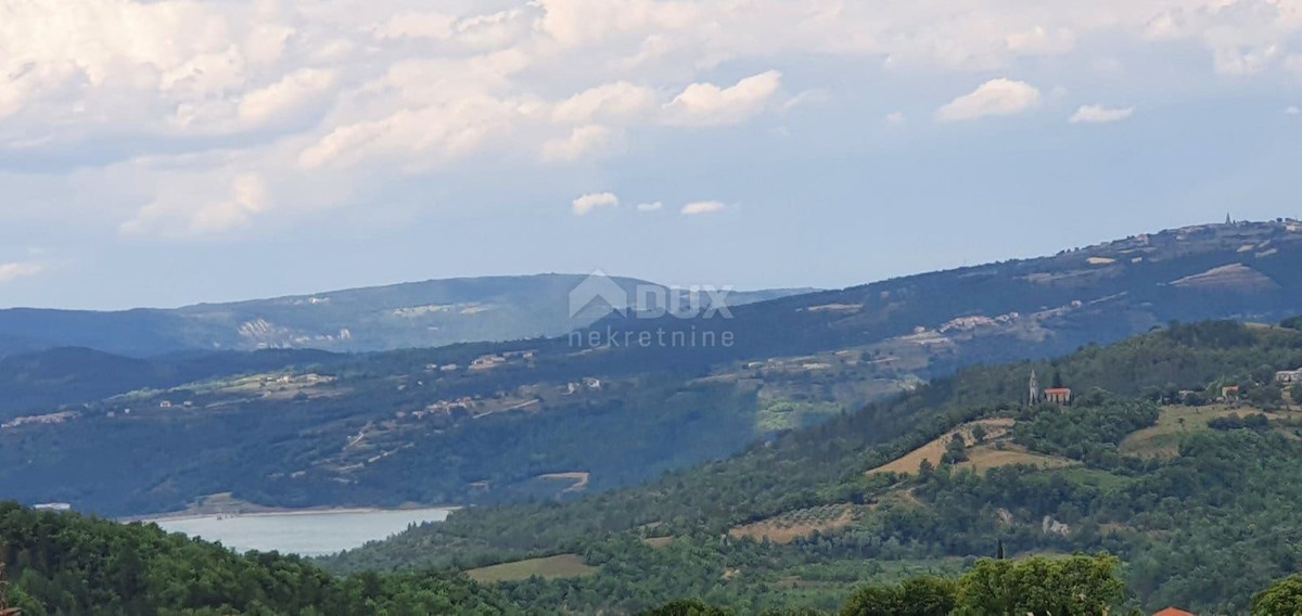 ISTRIA, PAZIN - Terreno edificabile 1576 m2 con vista lago