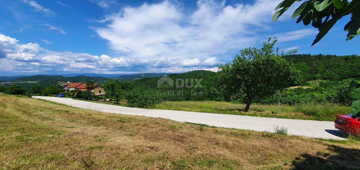 ISTRIA, PAZIN - Terreno edificabile 1576 m2 con vista lago