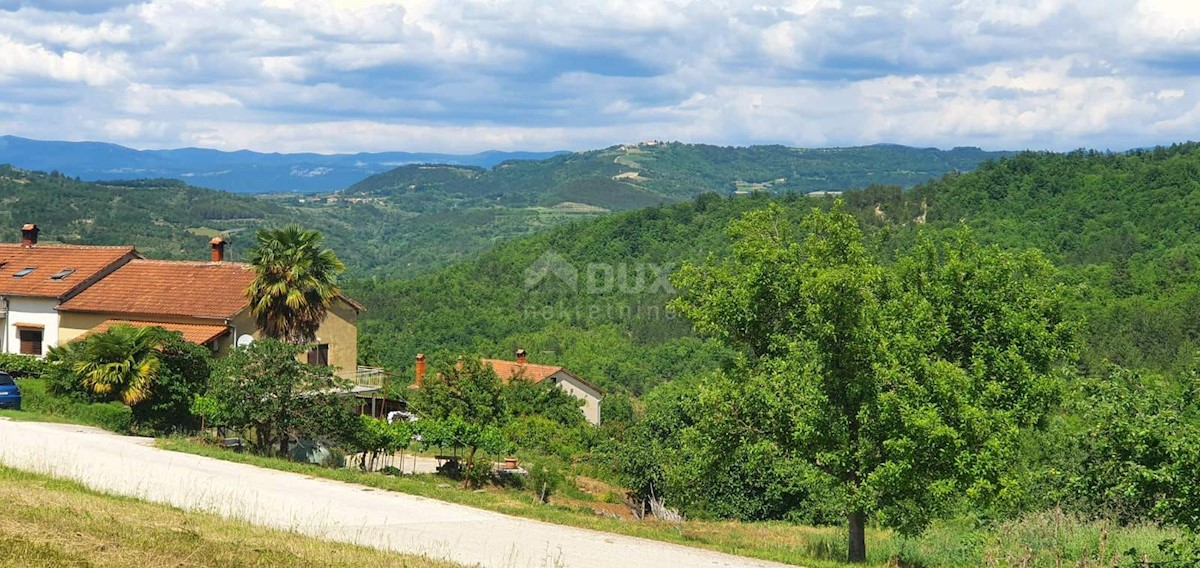 ISTRIA, PAZIN - Terreno edificabile 1576 m2 con vista lago