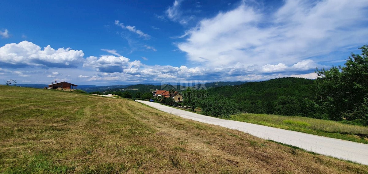 ISTRIA, PAZIN - Terreno edificabile 1576 m2 con vista lago