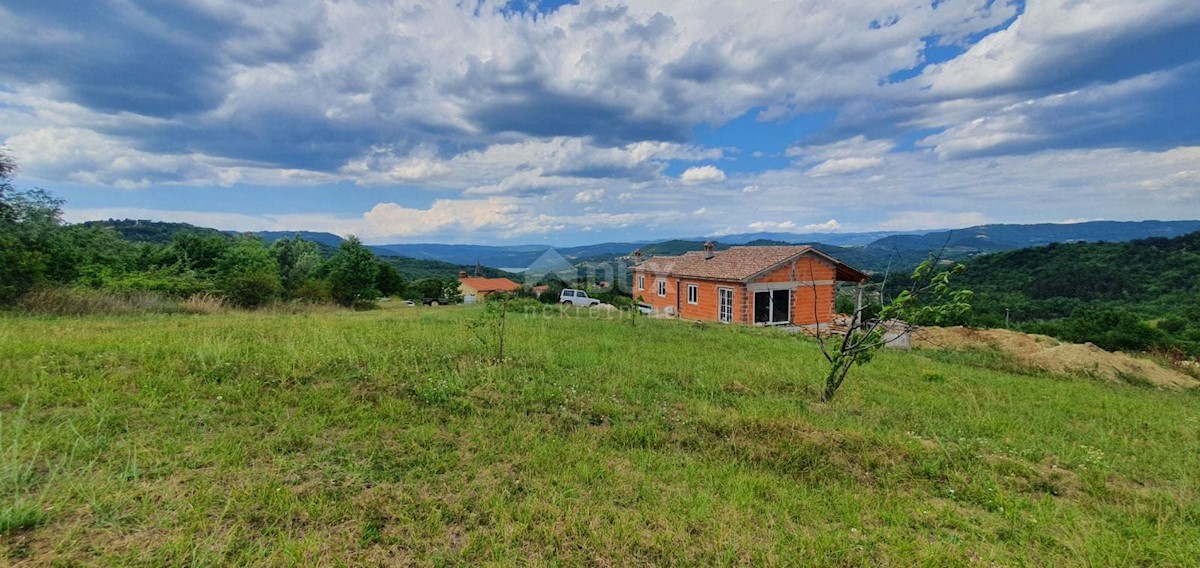 ISTRIA, PAZIN - Terreno edificabile 1576 m2 con vista lago