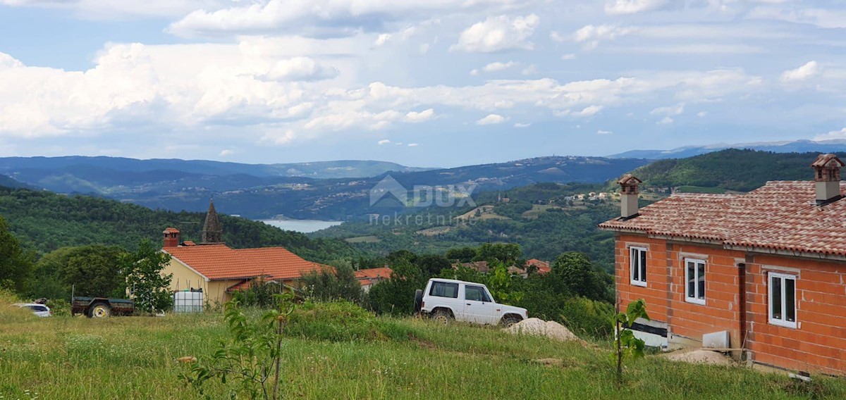 ISTRIA, PAZIN - Terreno edificabile 1576 m2 con vista lago