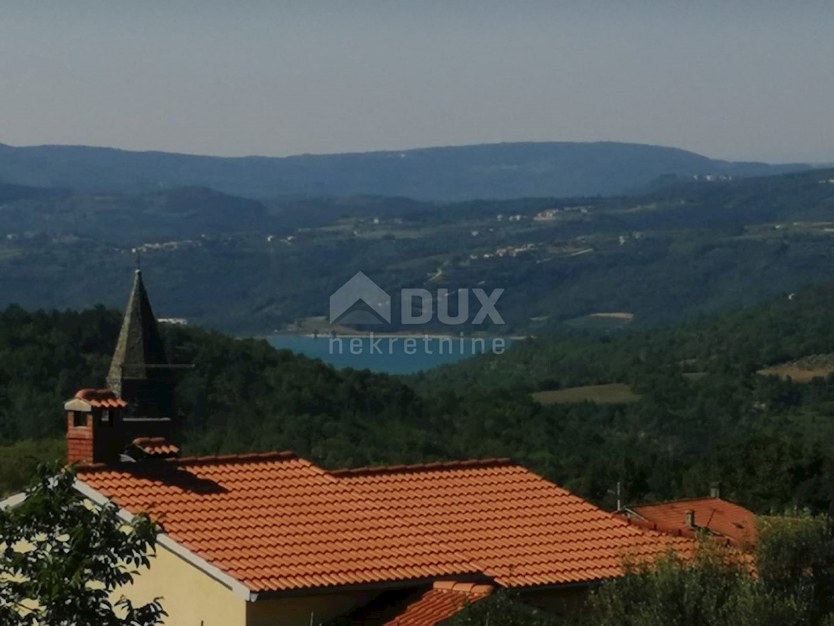 ISTRIA, PAZIN - Terreno edificabile 1576 m2 con vista lago