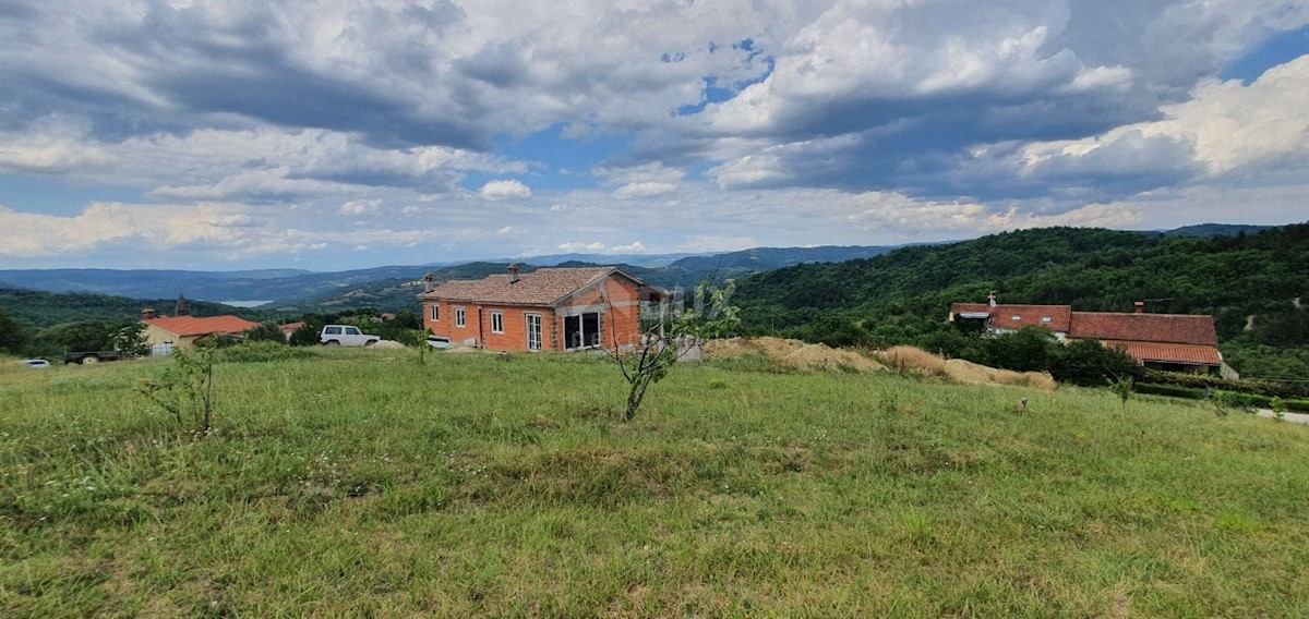 ISTRIA, PAZIN - Terreno edificabile 1576 m2 con vista lago