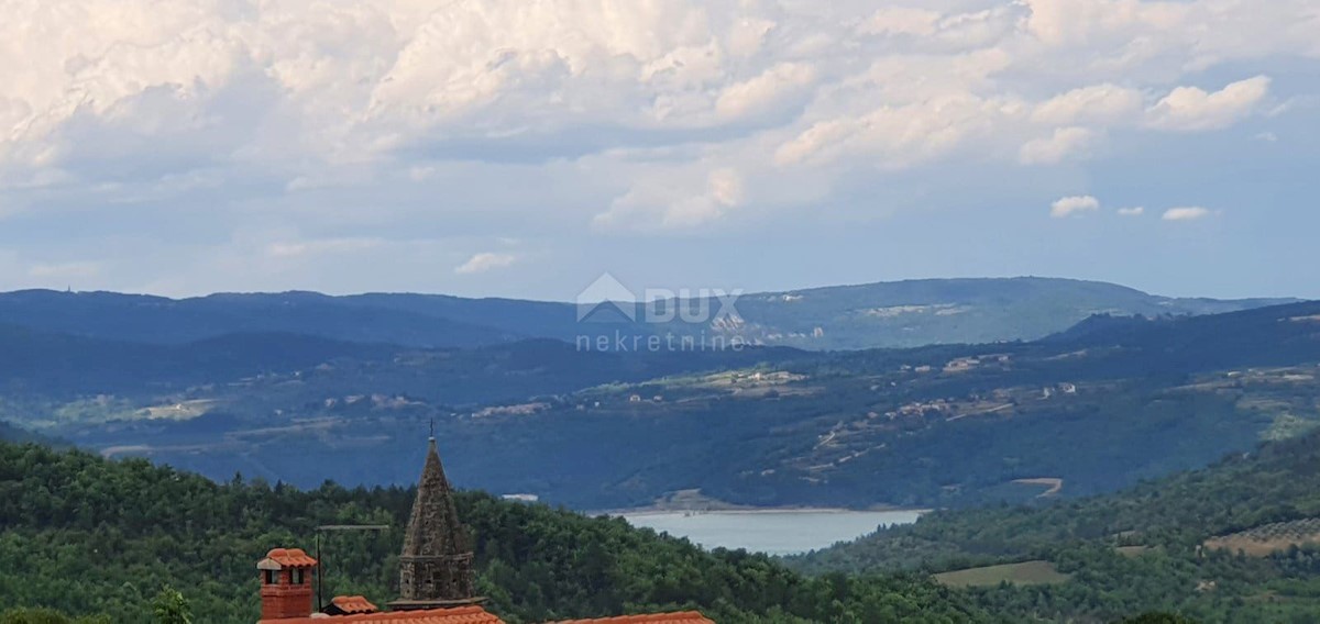 ISTRIA, PAZIN - Terreno edificabile 1576 m2 con vista lago