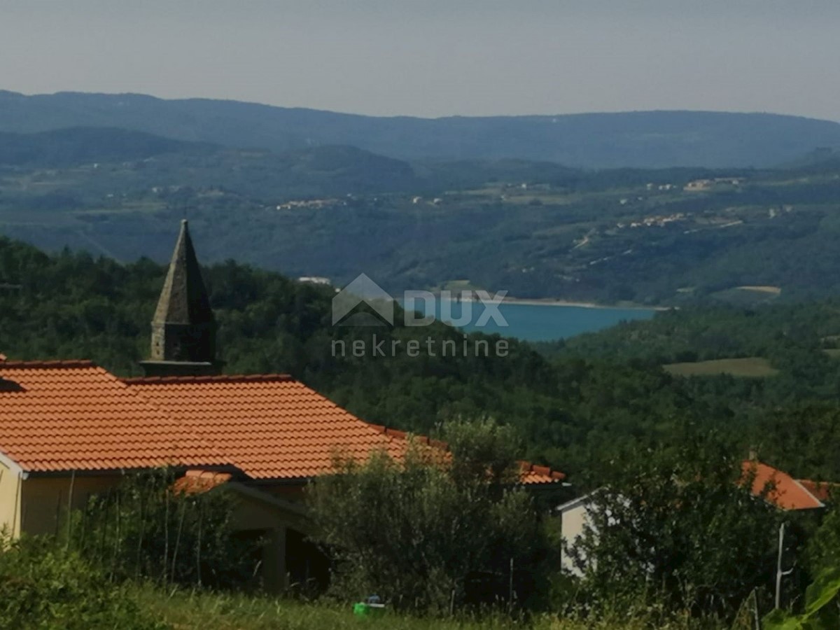 ISTRIA, PAZIN - Terreno edificabile 1576 m2 con vista lago