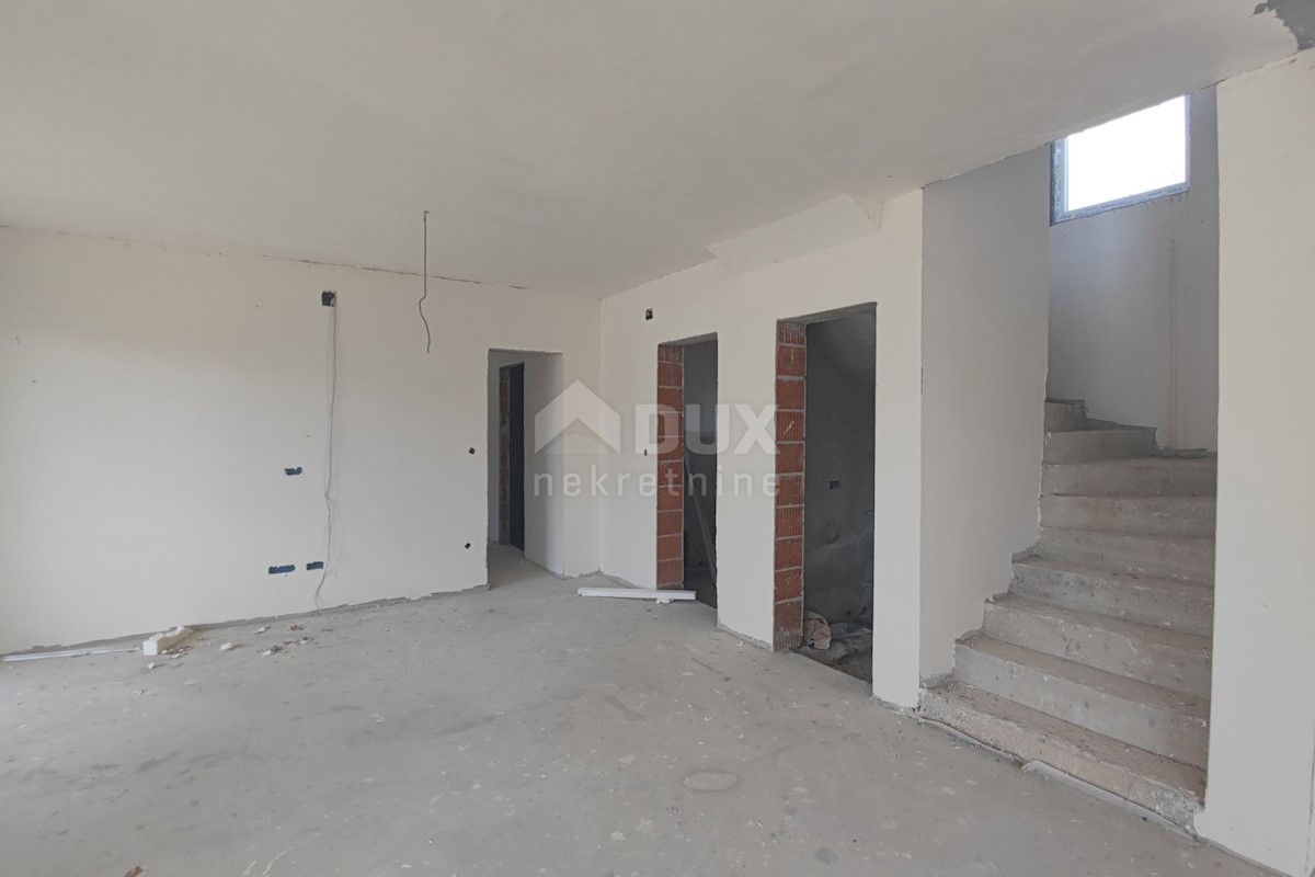 L'ISOLA DI KRK, zona più ampia della città di Krk - Casa con piscina in fase Rohbau