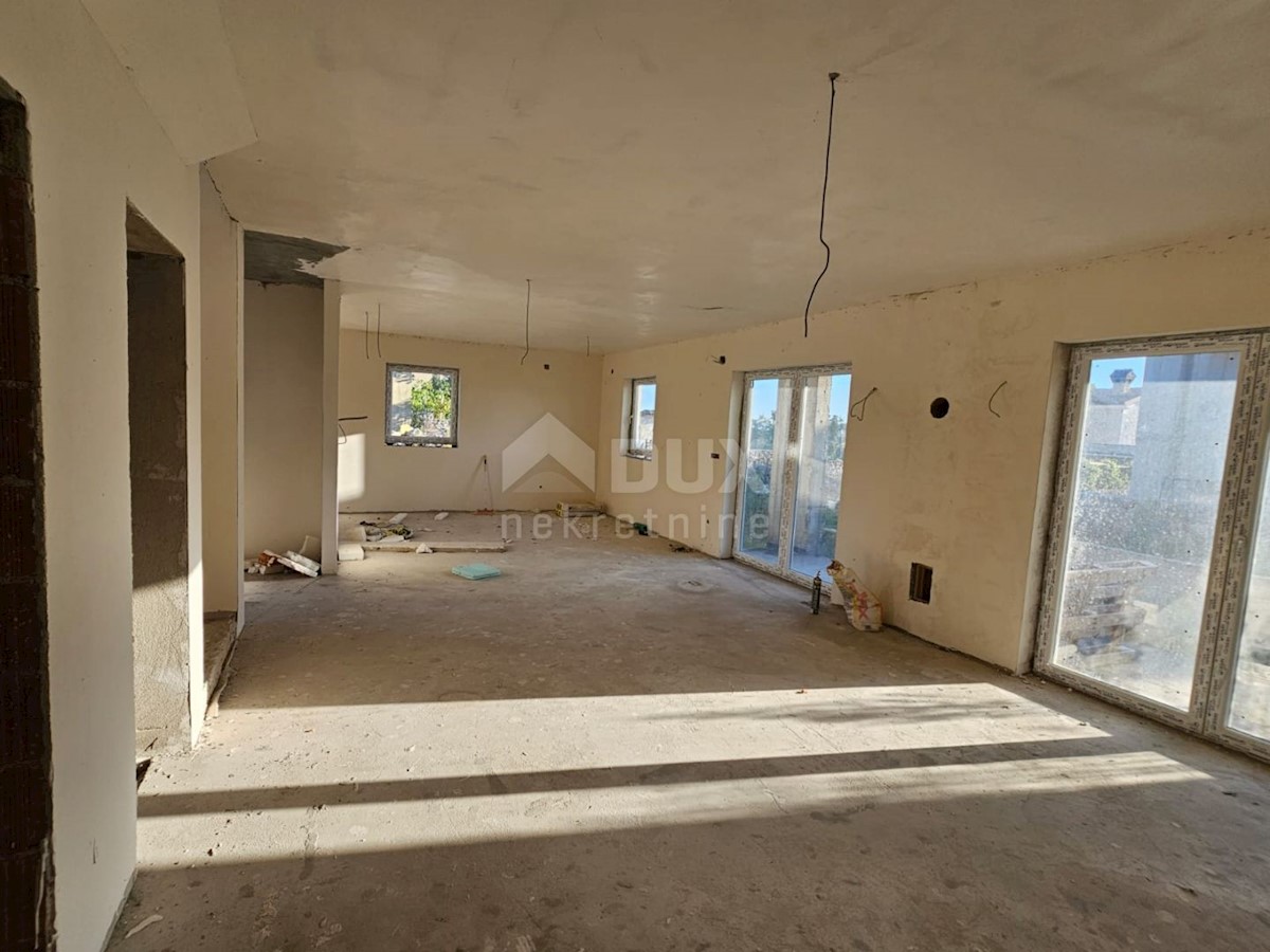 L'ISOLA DI KRK, zona più ampia della città di Krk - Casa con piscina in fase Rohbau