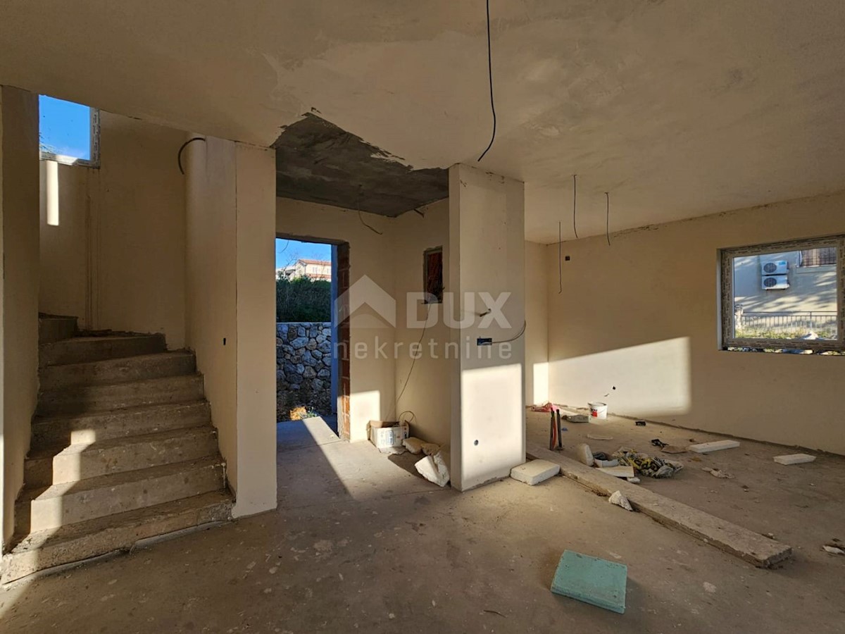 L'ISOLA DI KRK, zona più ampia della città di Krk - Casa con piscina in fase Rohbau