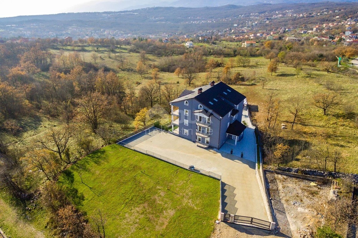 VIŠKOVO, MARČELJI - esclusivo appartamento su due piani 144m2 con uso della piscina - vista mare