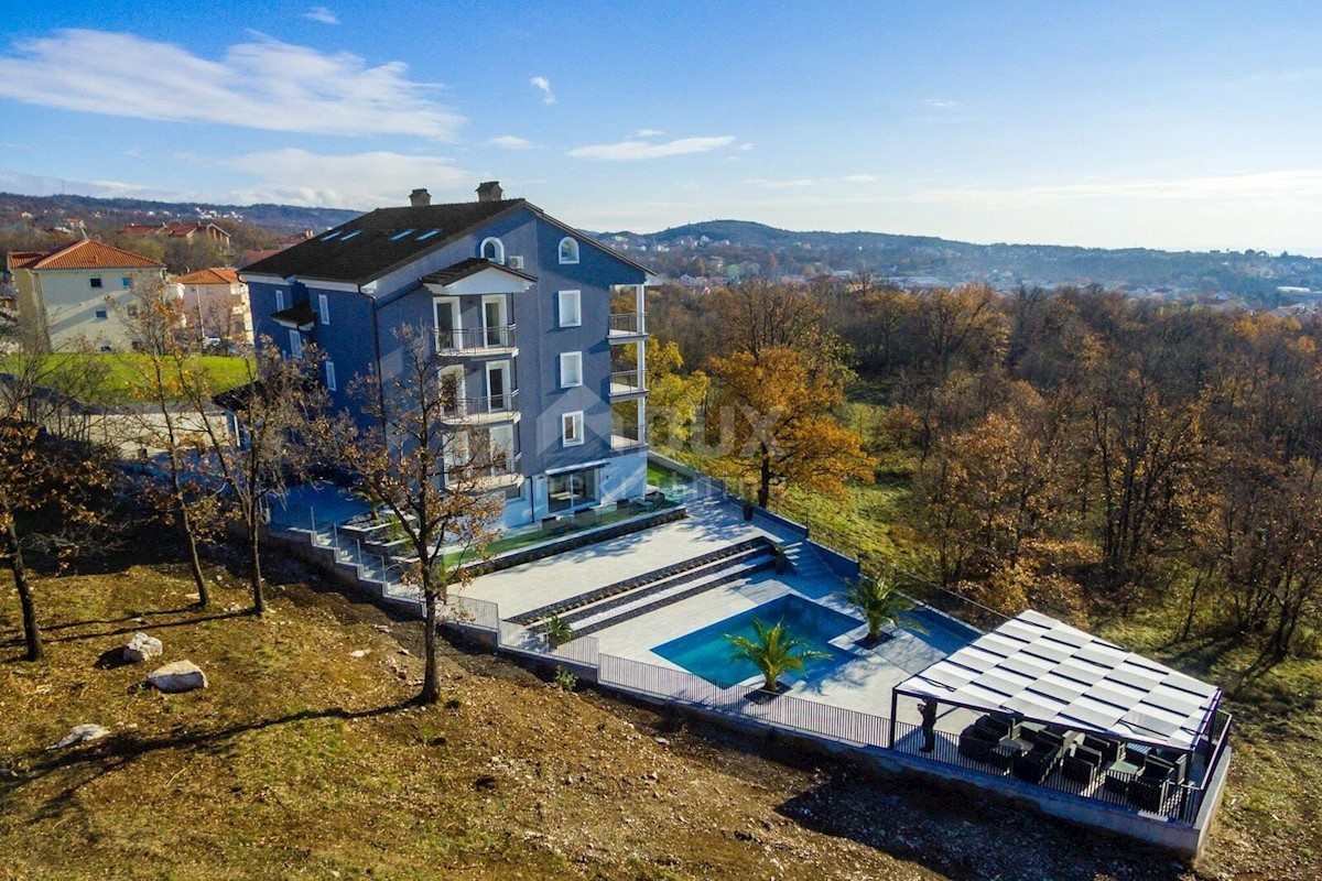 VIŠKOVO, MARČELJI - esclusivo appartamento su due piani 144m2 con uso della piscina - vista mare