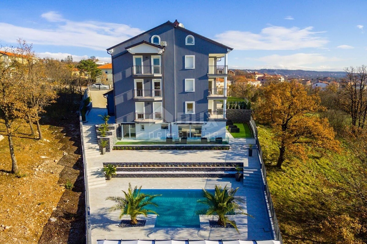 VIŠKOVO, MARČELJI - esclusivo appartamento su due piani 144m2 con uso della piscina - vista mare