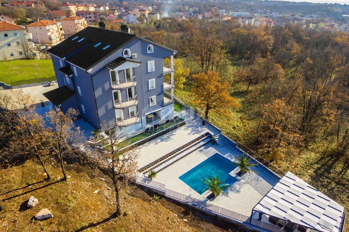 VIŠKOVO, MARČELJI - esclusivo appartamento su due piani 144m2 con uso della piscina - vista mare