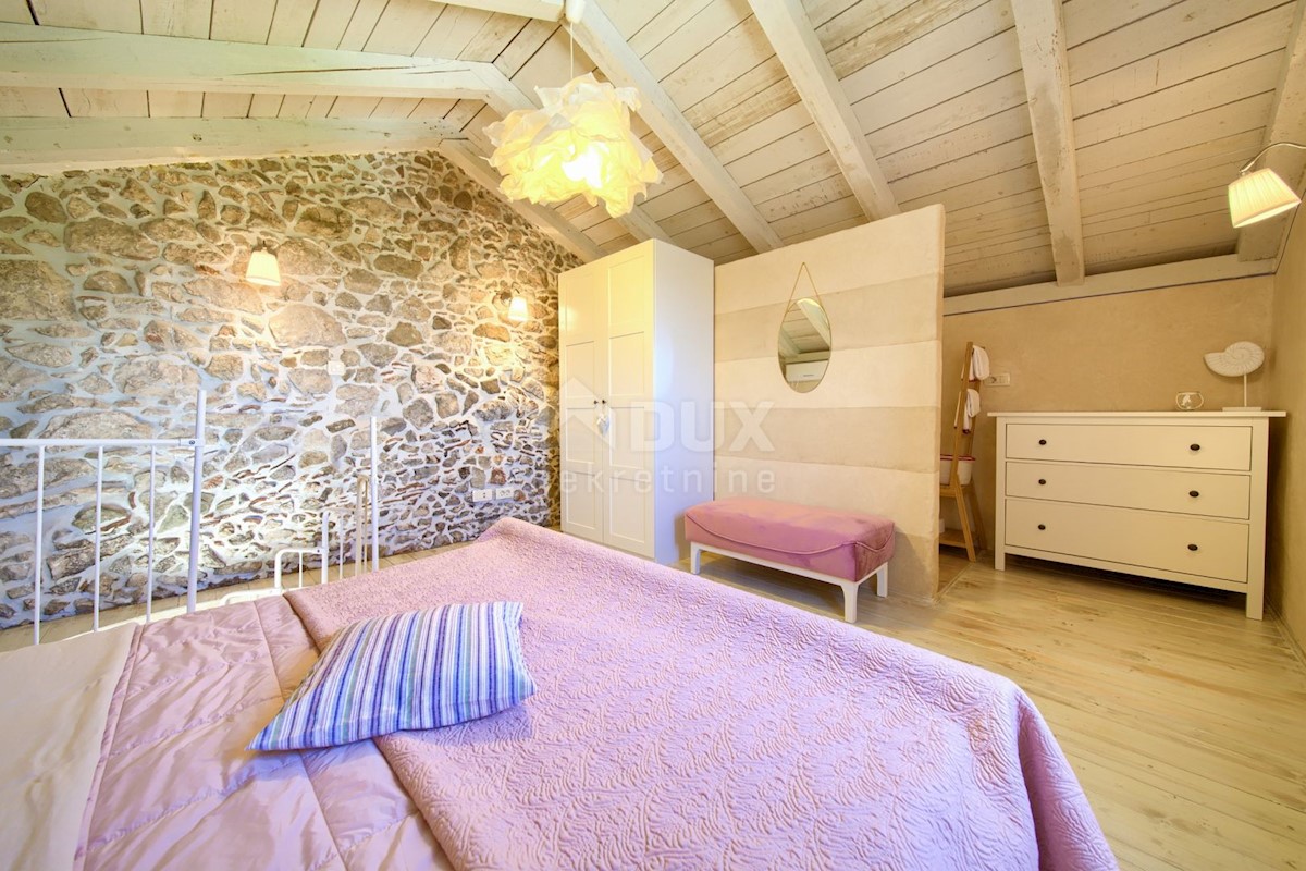ISOLA DI KRK, DOBRINJ - Casa rustica con jacuzzi