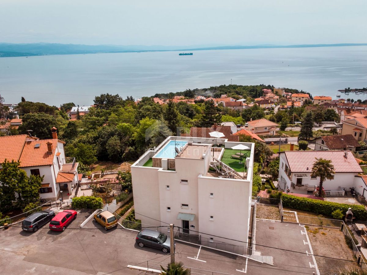 OPATIJA, IČIĆI - appartamento 79m2 con giardino in un edificio nuovo con piscina sul tetto, vista mare, parcheggio