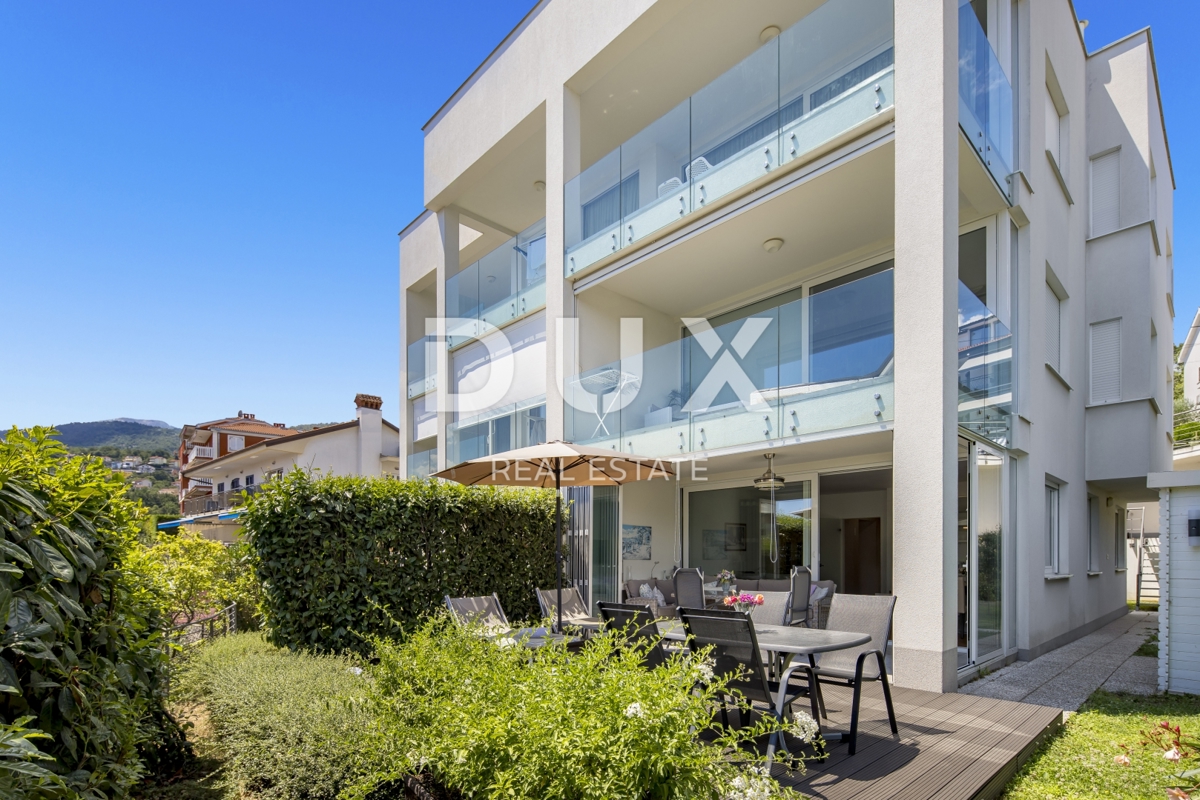 OPATIJA, IČIĆI - appartamento 79m2 con giardino in un edificio nuovo con piscina sul tetto, vista mare, parcheggio
