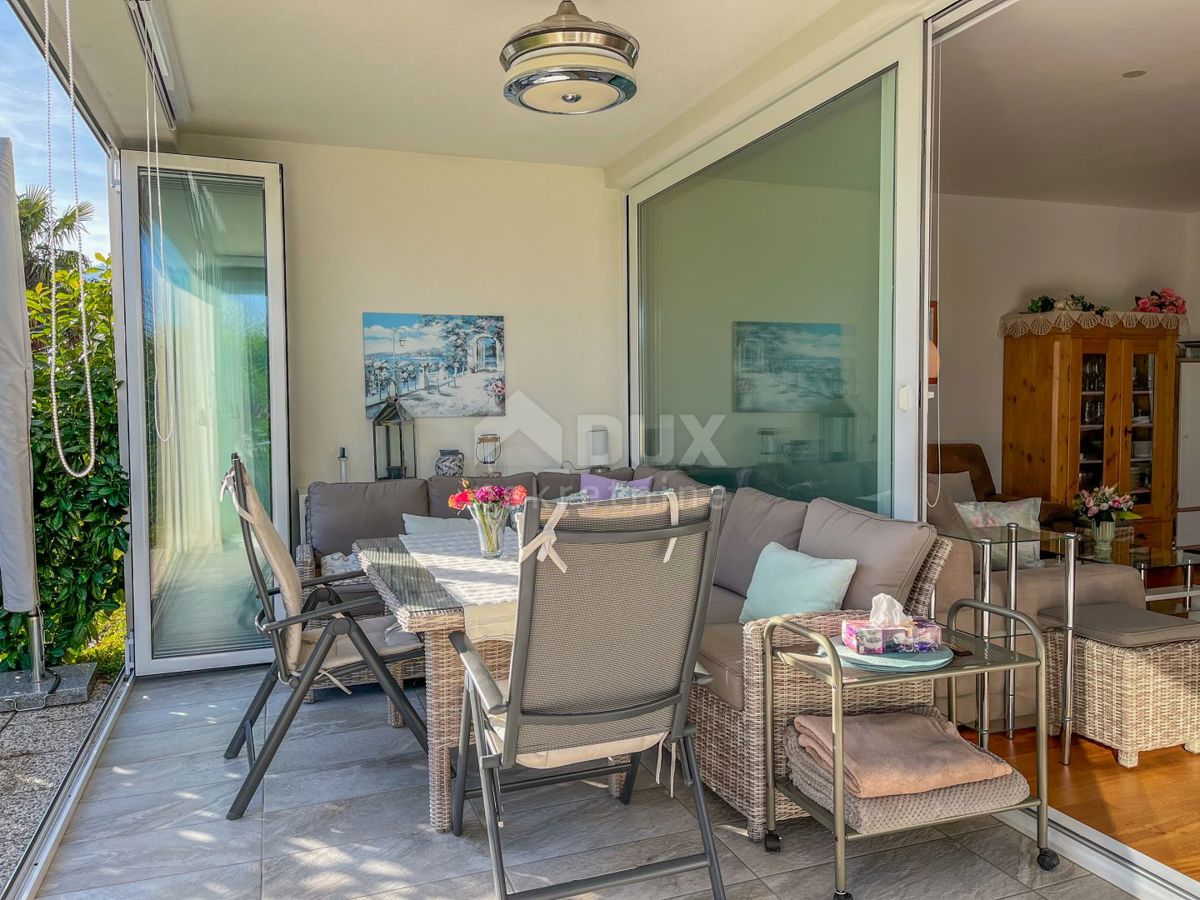 OPATIJA, IČIĆI - appartamento 79m2 con giardino in un edificio nuovo con piscina sul tetto, vista mare, parcheggio