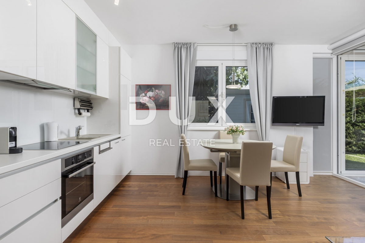 OPATIJA, IČIĆI - appartamento 79m2 con giardino in un edificio nuovo con piscina sul tetto, vista mare, parcheggio