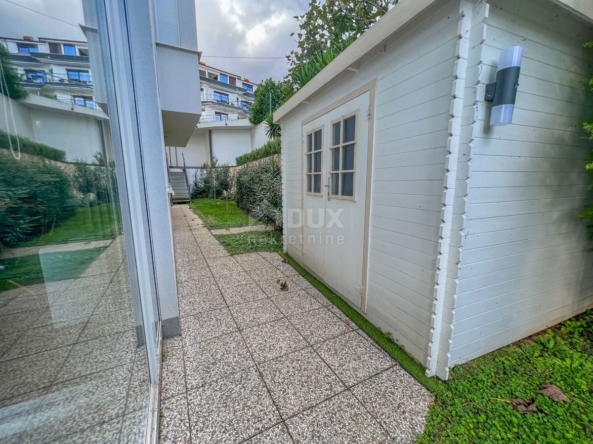 OPATIJA, IČIĆI - appartamento 79m2 con giardino in un edificio nuovo con piscina sul tetto, vista mare, parcheggio