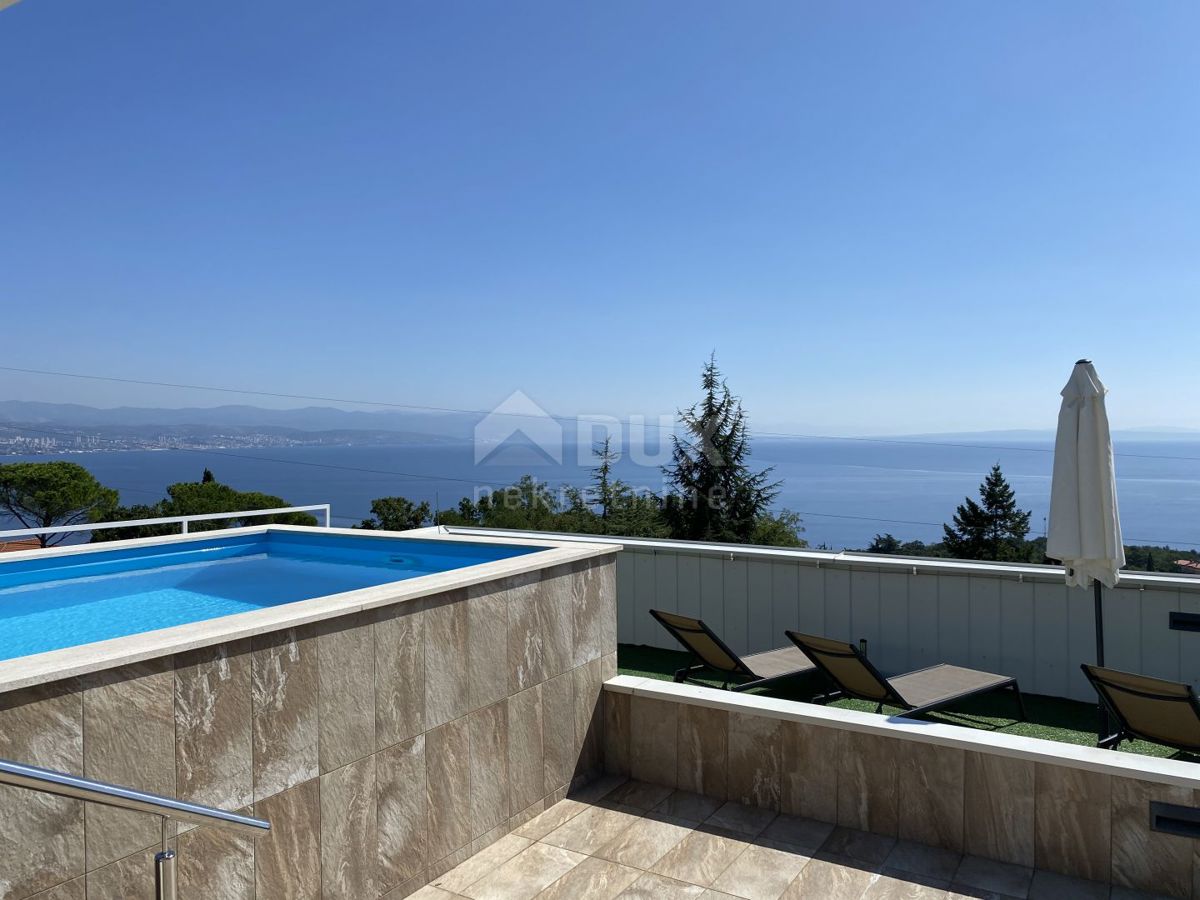 OPATIJA, IČIĆI - appartamento 79m2 con giardino in un edificio nuovo con piscina sul tetto, vista mare, parcheggio