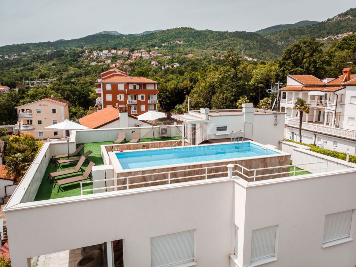 OPATIJA, IČIĆI - appartamento 79m2 con giardino in un edificio nuovo con piscina sul tetto, vista mare, parcheggio