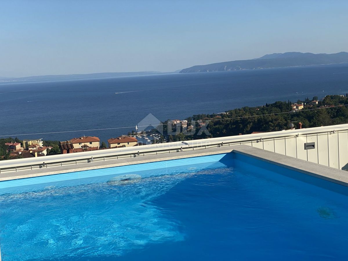 OPATIJA, IČIĆI - appartamento 79m2 con giardino in un edificio nuovo con piscina sul tetto, vista mare, parcheggio