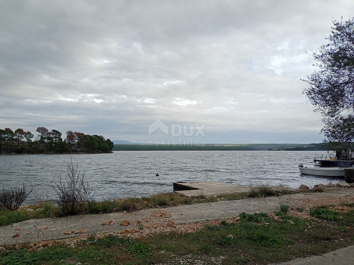 ŠIBENIK, RASLINA - Due case con potenziale