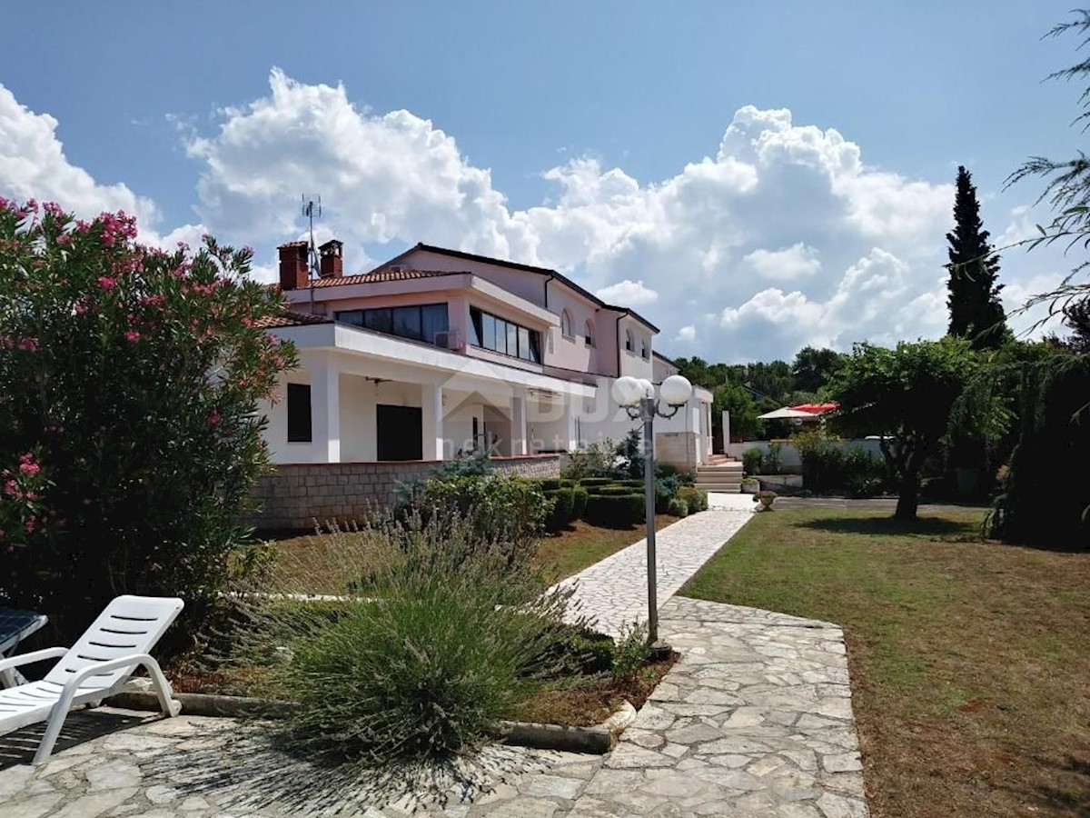 ISTRIA, POREČ - Hotel con piscina e ampio giardino!