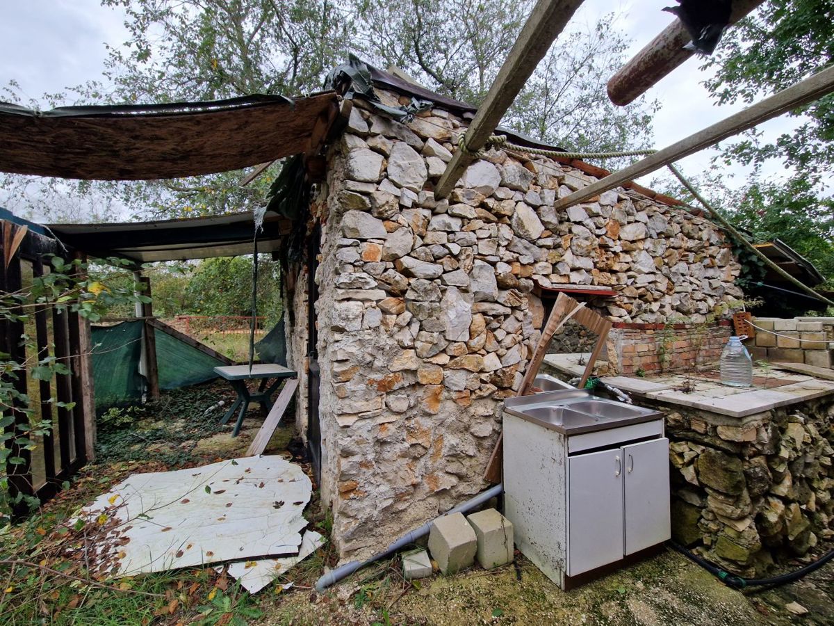 ISTRIA, ROVIGNO - Ampio terreno con due fabbricati