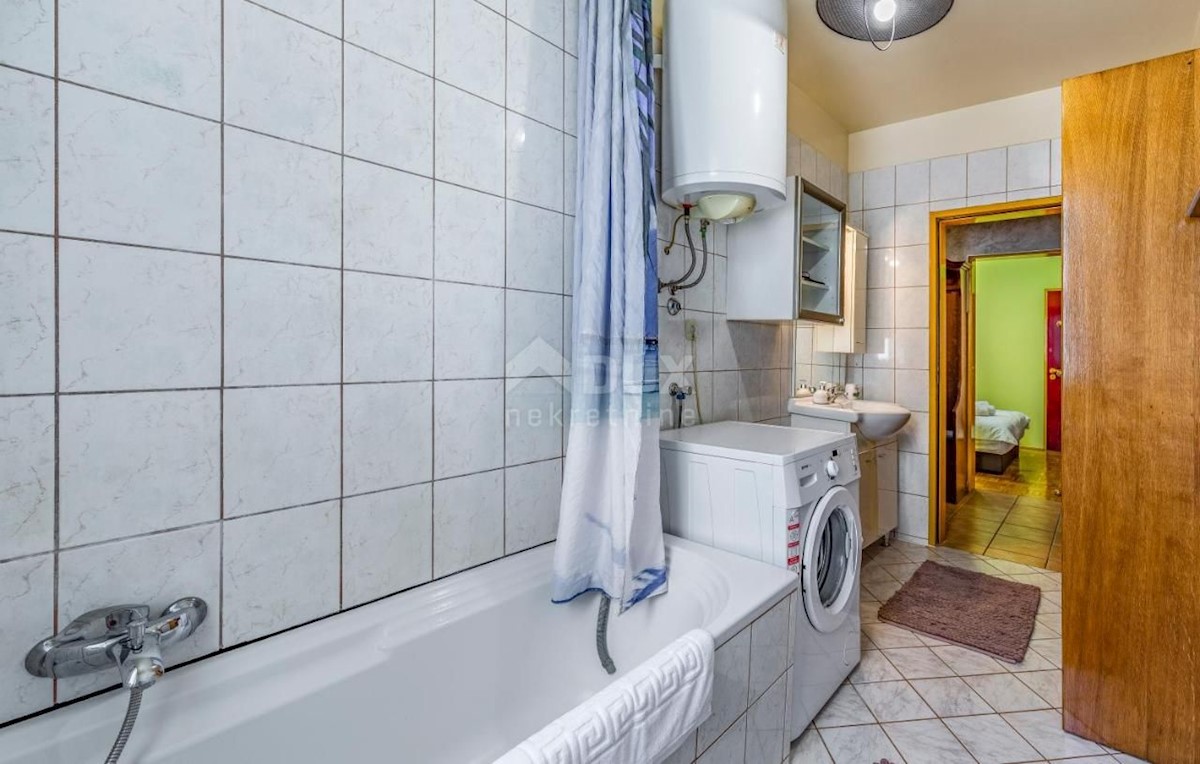 ISTRIA, PULA Villa con piscina e 2 appartamenti su un ampio terreno di 1700 m2